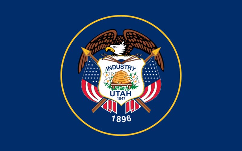 blue utah flag featuring an eagle and 1896 as the year of its foundation